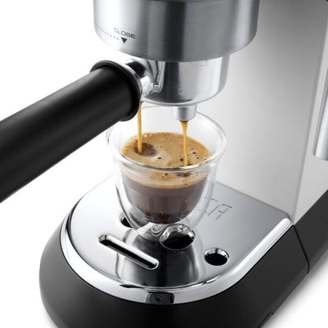 Delonghi | Dedica Pump Espresso | EC685W | Pump pressure 15 bar | Built-in milk frother | Semi-automatic | 1300 W | White