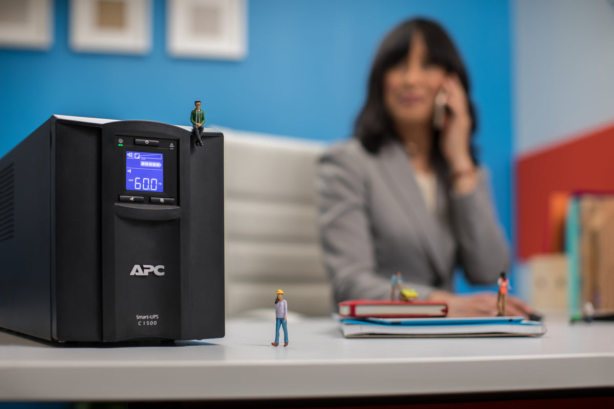Schneider Electric APC Smart-UPS C | SMC1500IC | 1500 VA | 900 W