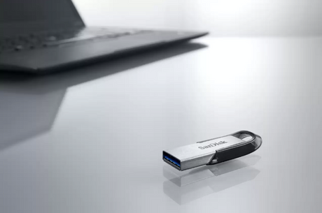 SanDisk Ultra Flair USB atmintinė 64GB, USB-A 3.0, Juoda/Sidabrinė