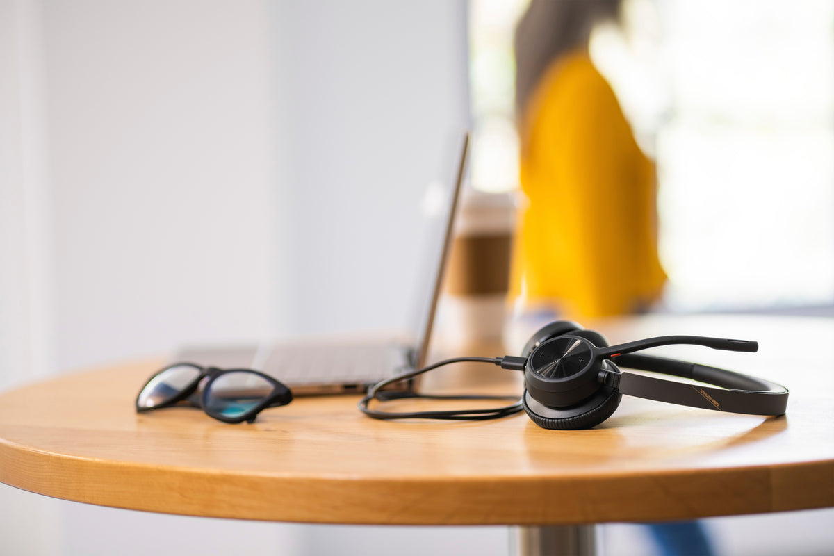 Poly Voyager 4320 MS Teams Belaidės ausinės, Bluetooth, USB-A, +BT700 dongle, +Charging Stand, Juoda